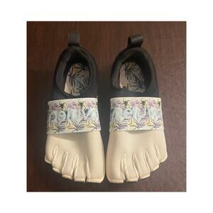 Peluva Carrie St Toe Shoes Barefoot Slip On Floral Size 7